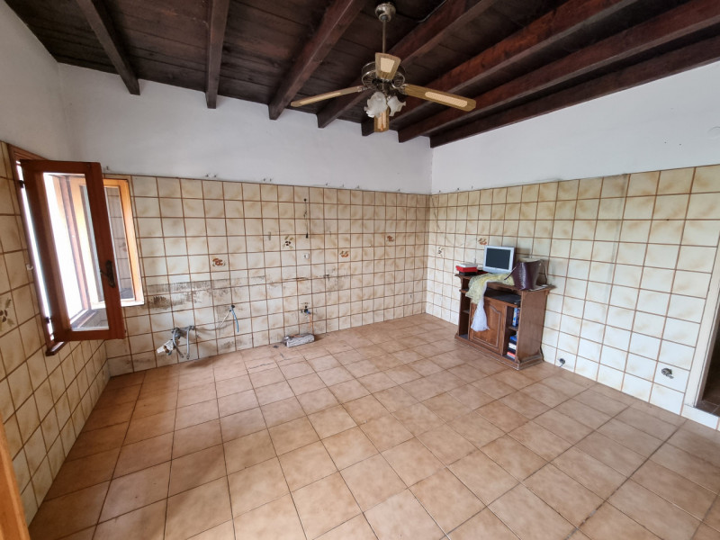 Vo' (PD), frazione di Vo' Vecchio lungo Via Nina sull'unica collinetta che si alza dai terreni ag...