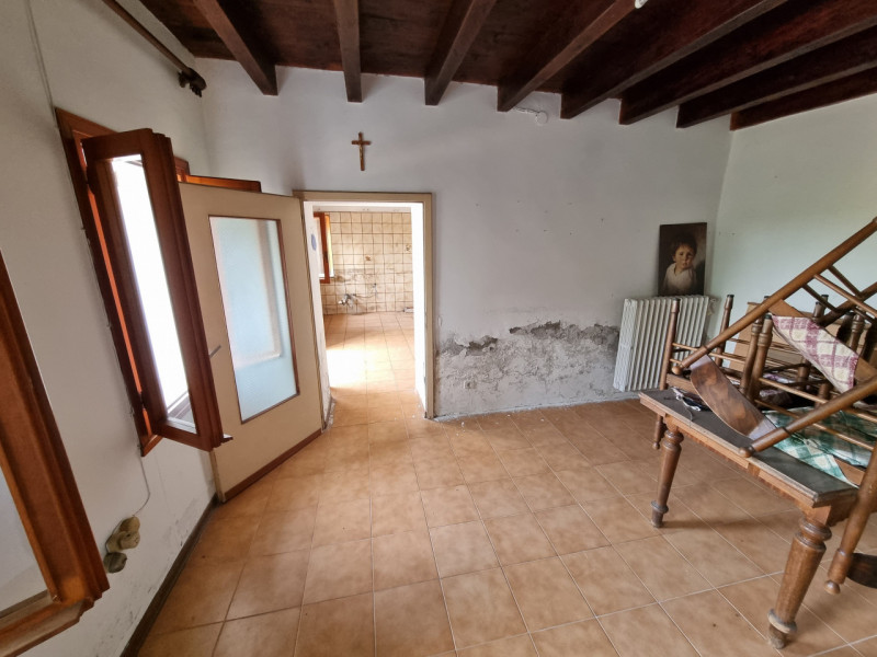 Vo' (PD), frazione di Vo' Vecchio lungo Via Nina sull'unica collinetta che si alza dai terreni ag...