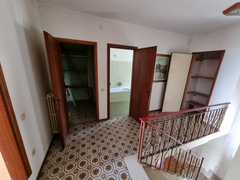 Vo' (PD), frazione di Vo' Vecchio lungo Via Nina sull'unica collinetta che si alza dai terreni ag...