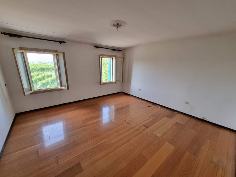 Vo' (PD), frazione di Vo' Vecchio lungo Via Nina sull'unica collinetta che si alza dai terreni ag...