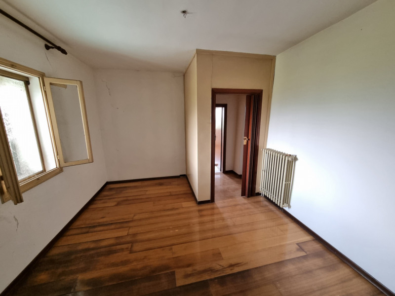 Vo' (PD), frazione di Vo' Vecchio lungo Via Nina sull'unica collinetta che si alza dai terreni ag...