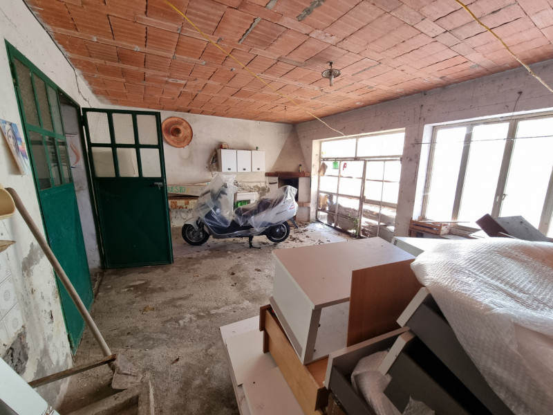 Vo' (PD), frazione di Vo' Vecchio lungo Via Nina sull'unica collinetta che si alza dai terreni ag...