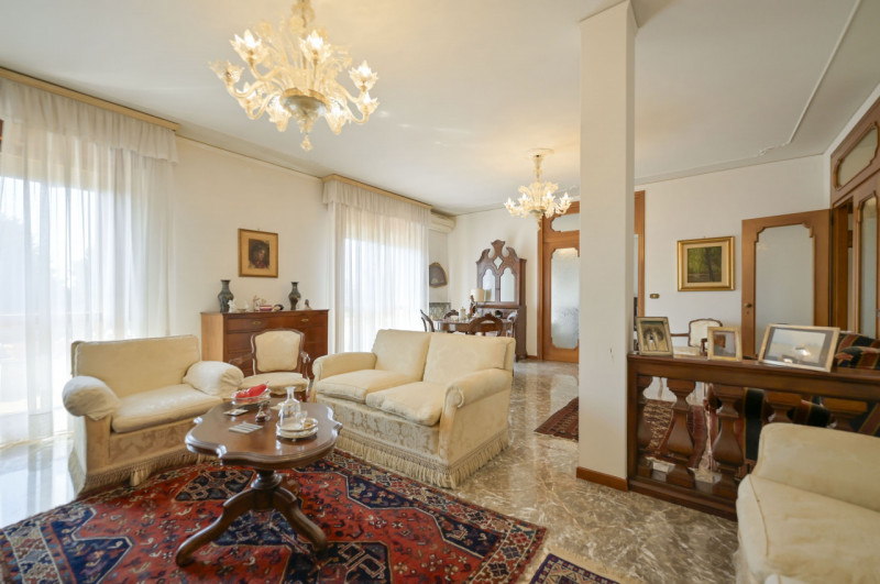 Nel cuore dell’elegante quartiere di Santa Maria Maggiore, all’interno del centro storico, un att...