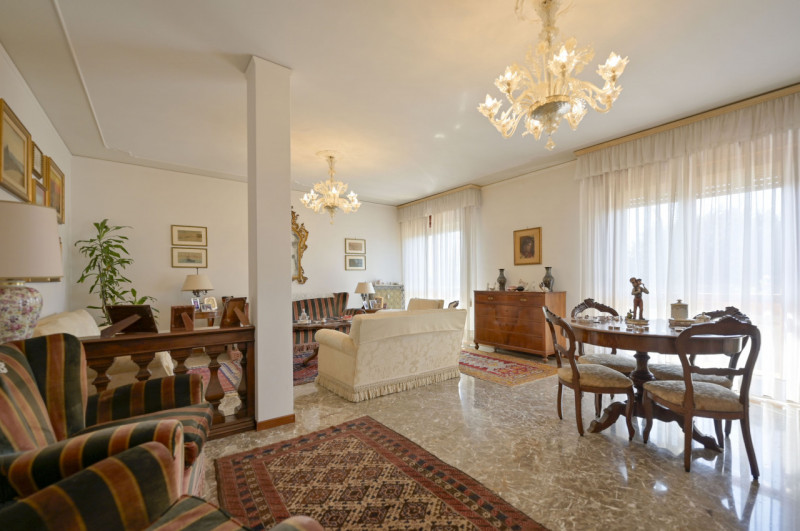 Nel cuore dell’elegante quartiere di Santa Maria Maggiore, all’interno del centro storico, un att...