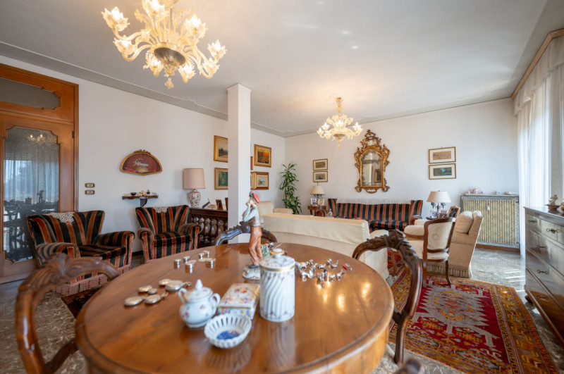 Nel cuore dell’elegante quartiere di Santa Maria Maggiore, all’interno del centro storico, un att...