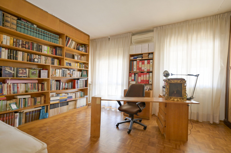 Nel cuore dell’elegante quartiere di Santa Maria Maggiore, all’interno del centro storico, un att...