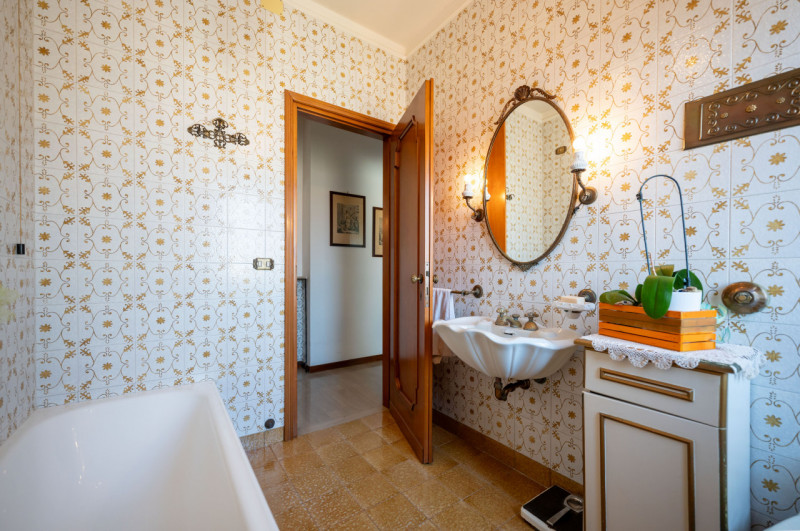 Nel cuore dell’elegante quartiere di Santa Maria Maggiore, all’interno del centro storico, un att...