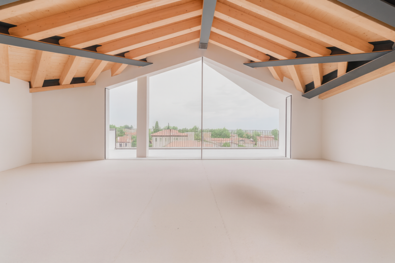 In un prestigioso complesso residenziale di nuova costruzione, attico straordinario, libero su qu...