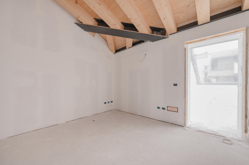 In un prestigioso complesso residenziale di nuova costruzione, attico straordinario, libero su qu...