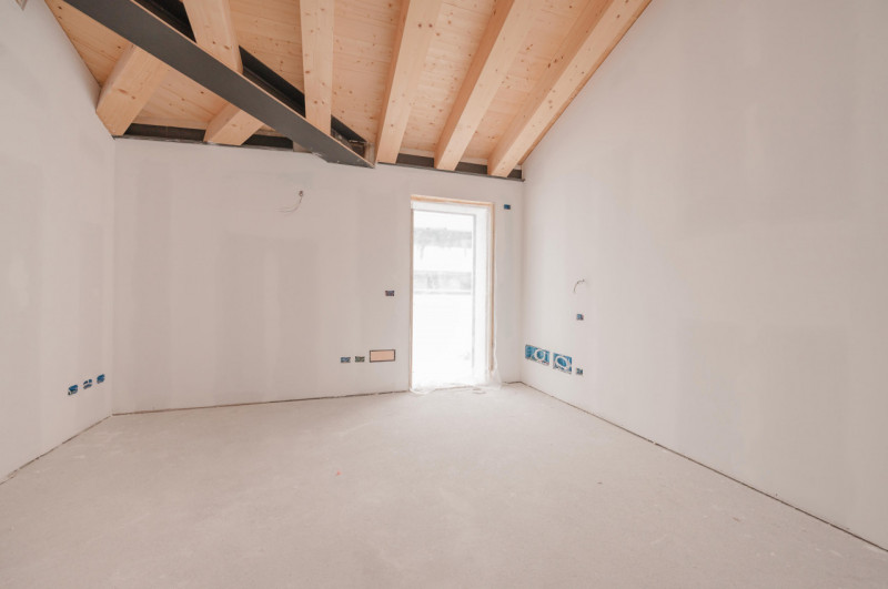 In un prestigioso complesso residenziale di nuova costruzione, attico straordinario, libero su qu...