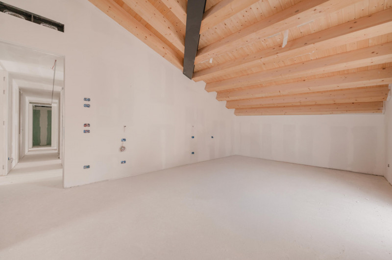 In un prestigioso complesso residenziale di nuova costruzione, attico straordinario, libero su qu...