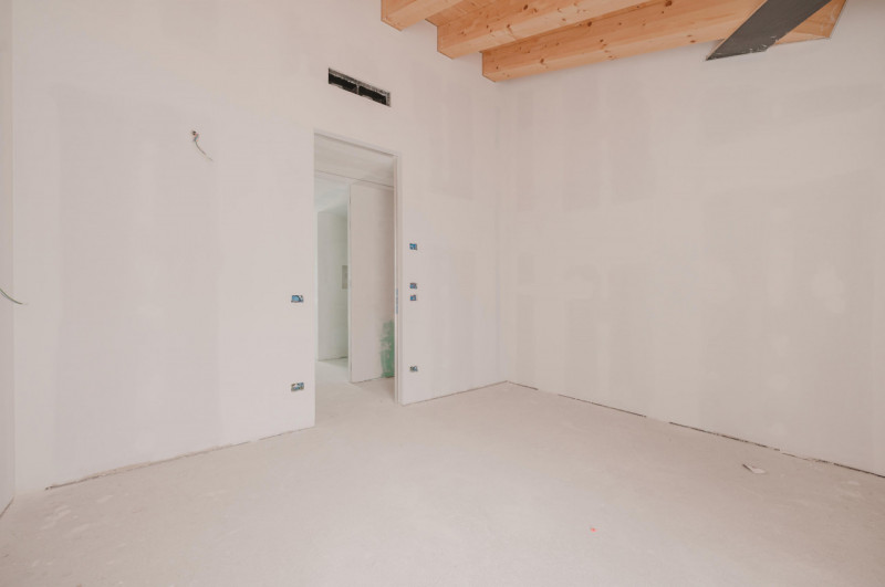 In un prestigioso complesso residenziale di nuova costruzione, attico straordinario, libero su qu...