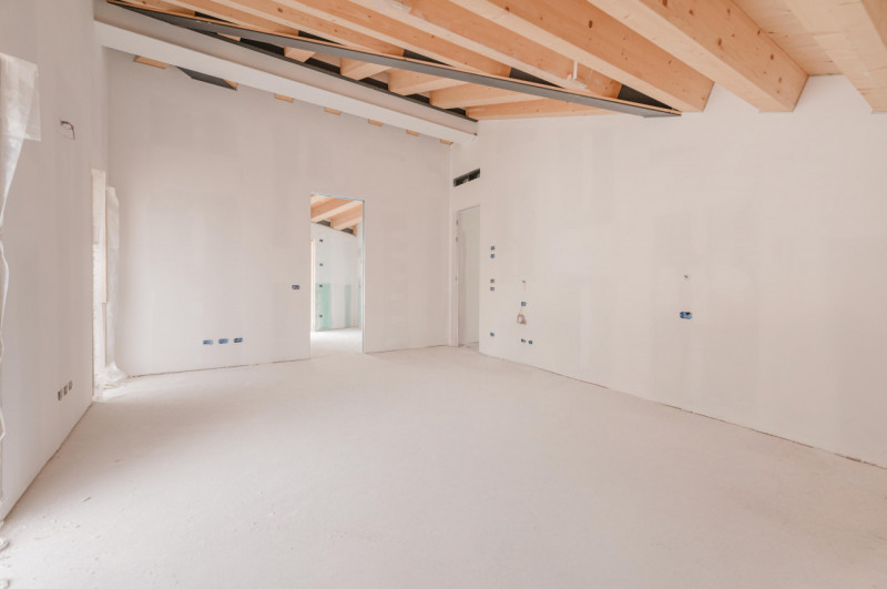 In un prestigioso complesso residenziale di nuova costruzione, attico straordinario, libero su qu...