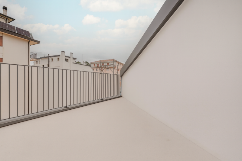 In un prestigioso complesso residenziale di nuova costruzione, attico straordinario, libero su qu...