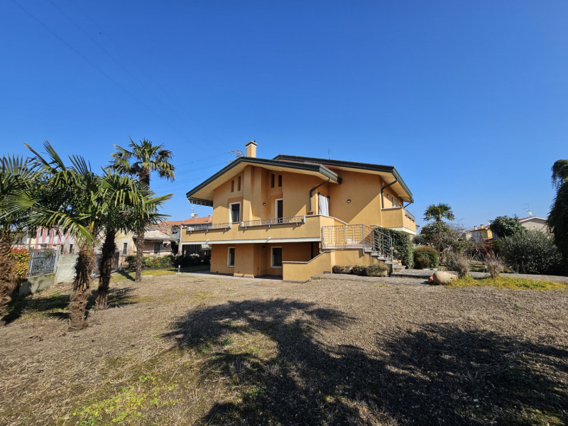 In un bel quartiere residenziale a Pozzonovo, proponiamo meravigliosa villa singola, circondata d...