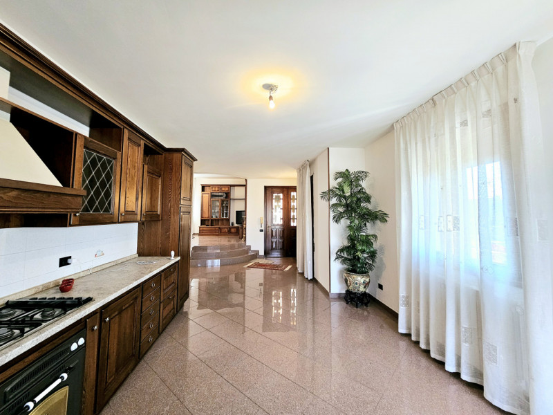 In un bel quartiere residenziale a Pozzonovo, proponiamo meravigliosa villa singola, circondata d...