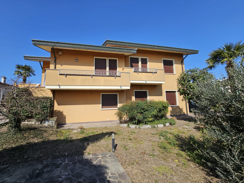 In un bel quartiere residenziale a Pozzonovo, proponiamo meravigliosa villa singola, circondata d...