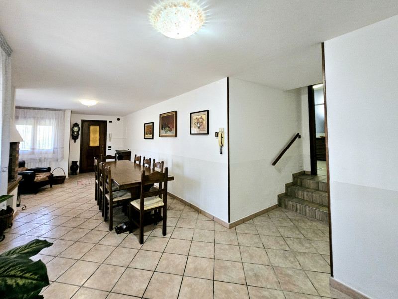 In un bel quartiere residenziale a Pozzonovo, proponiamo meravigliosa villa singola, circondata d...