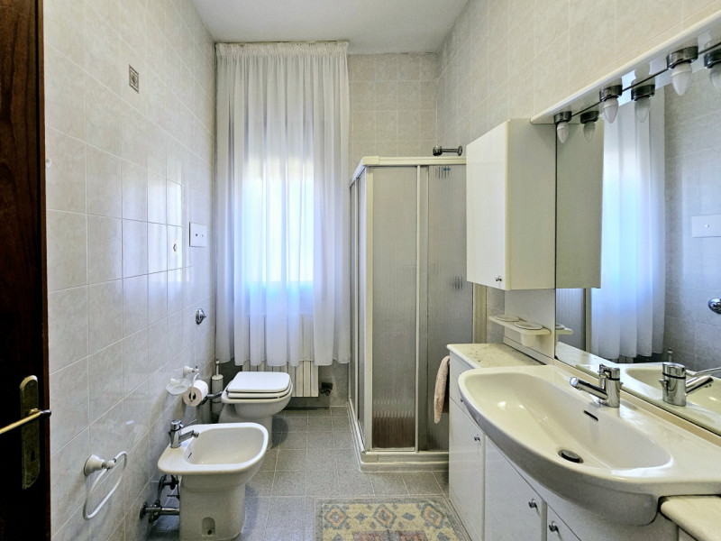 In un bel quartiere residenziale a Pozzonovo, proponiamo meravigliosa villa singola, circondata d...