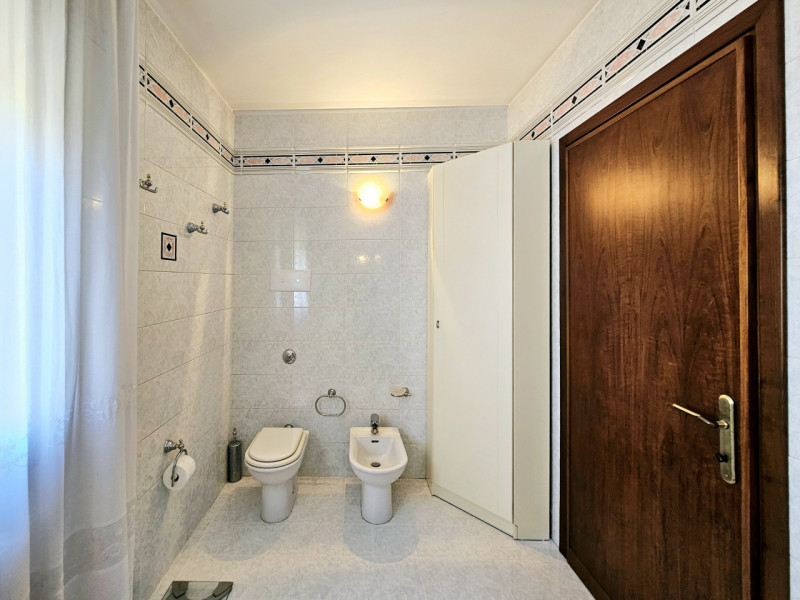 In un bel quartiere residenziale a Pozzonovo, proponiamo meravigliosa villa singola, circondata d...