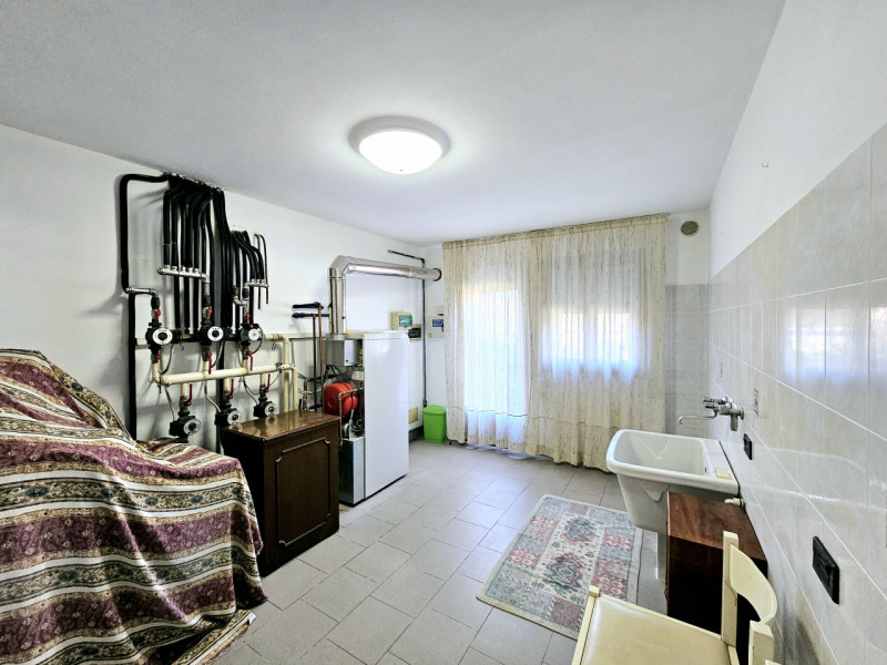 In un bel quartiere residenziale a Pozzonovo, proponiamo meravigliosa villa singola, circondata d...
