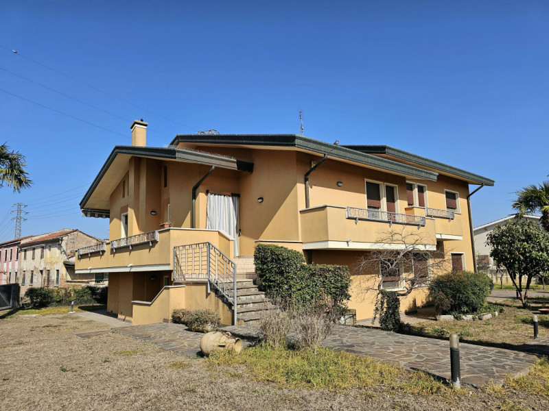 In un bel quartiere residenziale a Pozzonovo, proponiamo meravigliosa villa singola, circondata d...