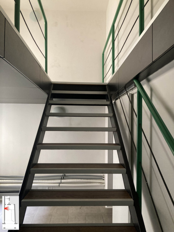 Proponiamo in locazione un raffinato negozio situato in Via del Santo, in una delle zone più sugg...