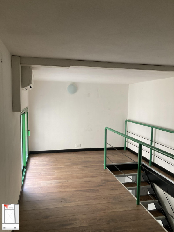 Proponiamo in locazione un raffinato negozio situato in Via del Santo, in una delle zone più sugg...