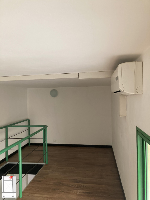 Proponiamo in locazione un raffinato negozio situato in Via del Santo, in una delle zone più sugg...