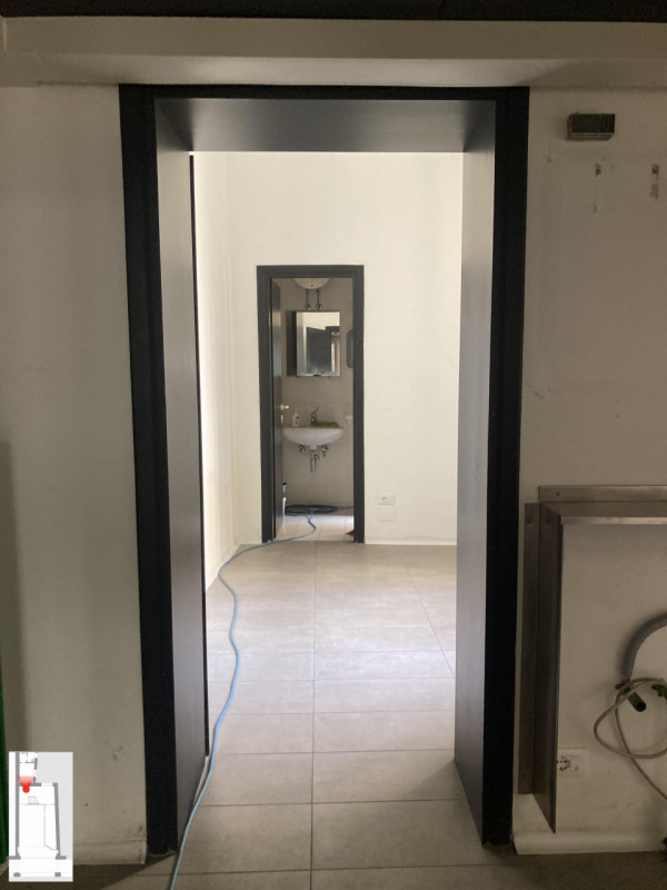 Proponiamo in locazione un raffinato negozio situato in Via del Santo, in una delle zone più sugg...