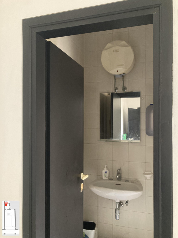 Proponiamo in locazione un raffinato negozio situato in Via del Santo, in una delle zone più sugg...