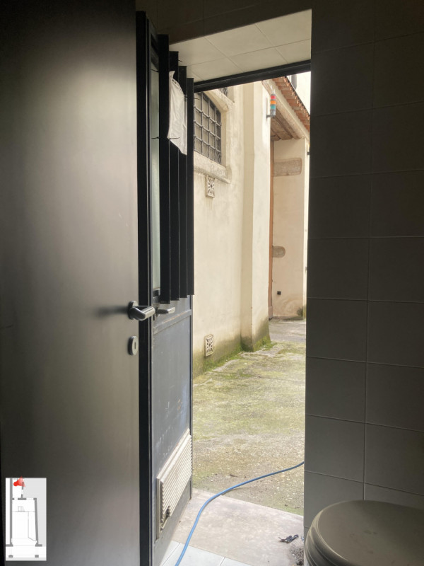 Proponiamo in locazione un raffinato negozio situato in Via del Santo, in una delle zone più sugg...