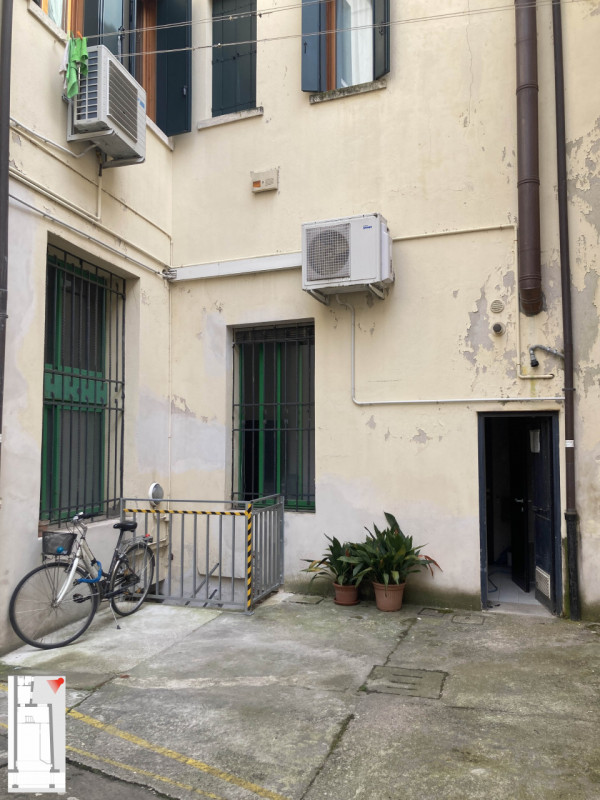 Proponiamo in locazione un raffinato negozio situato in Via del Santo, in una delle zone più sugg...