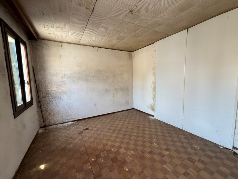 SOVIZZO - VIA ROMA: CASETTA DI CORTE CON INGRESSO INDIPENDENTE E GARAGE TRIPLO. EURO 110.000. COD...