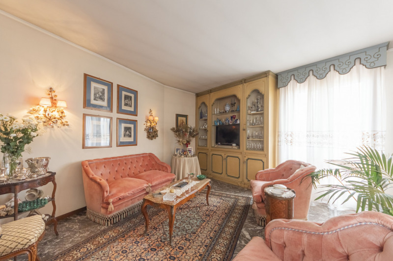 Posizionato come un gioiello al quarto piano di un residence con ascensore, questo attico offre u...