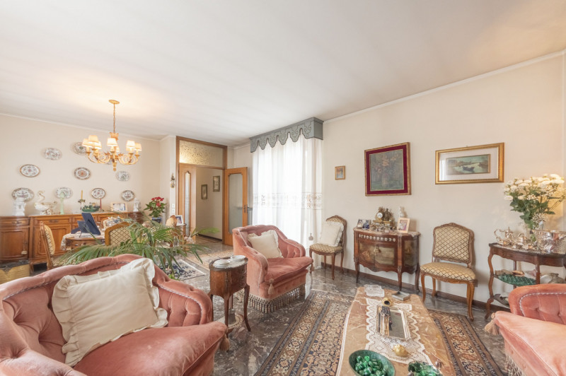 Posizionato come un gioiello al quarto piano di un residence con ascensore, questo attico offre u...