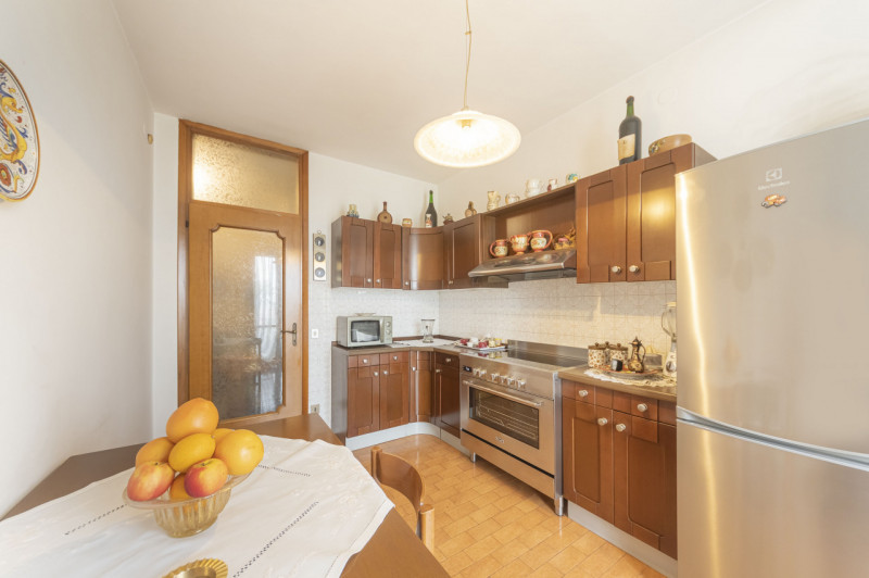 Posizionato come un gioiello al quarto piano di un residence con ascensore, questo attico offre u...