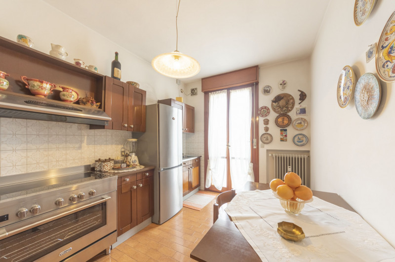 Posizionato come un gioiello al quarto piano di un residence con ascensore, questo attico offre u...