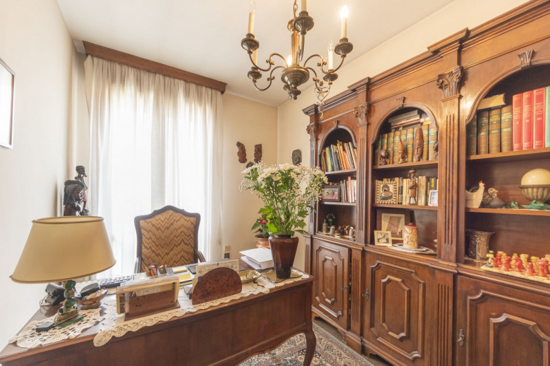 Posizionato come un gioiello al quarto piano di un residence con ascensore, questo attico offre u...