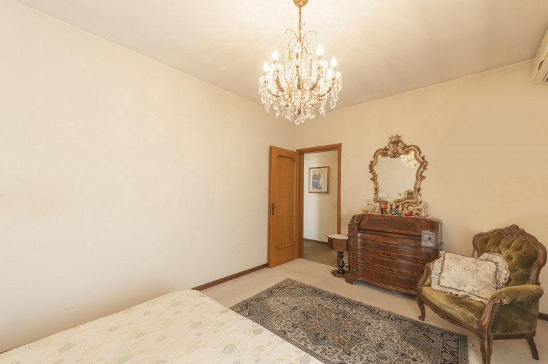 Posizionato come un gioiello al quarto piano di un residence con ascensore, questo attico offre u...