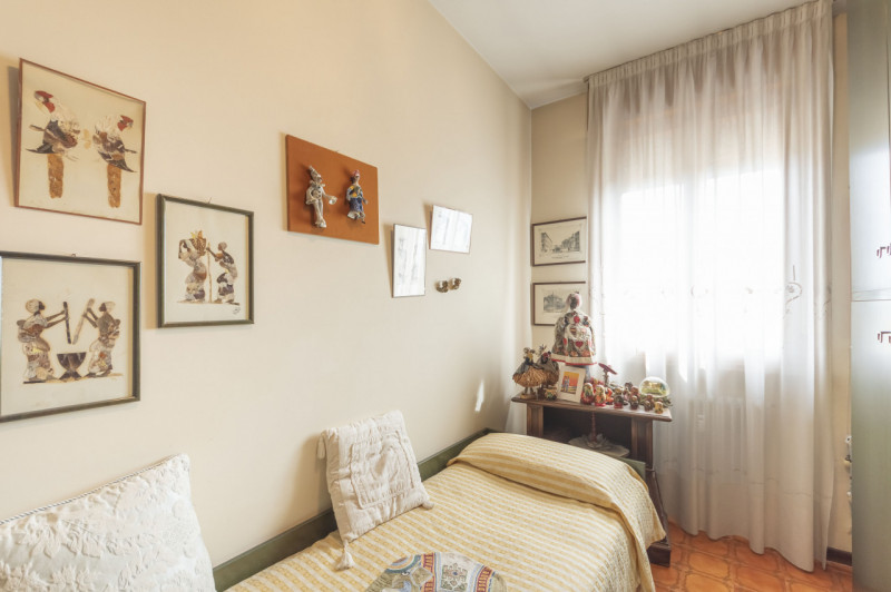 Posizionato come un gioiello al quarto piano di un residence con ascensore, questo attico offre u...