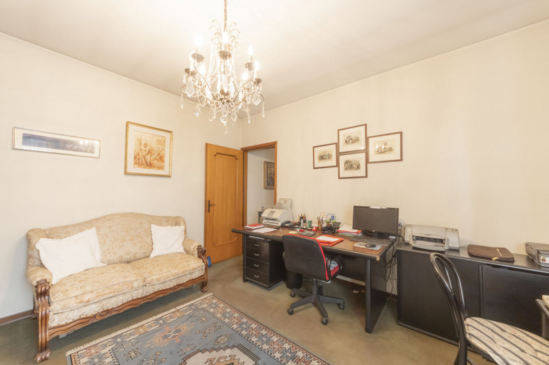 Posizionato come un gioiello al quarto piano di un residence con ascensore, questo attico offre u...