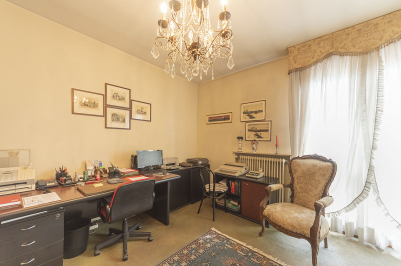 Posizionato come un gioiello al quarto piano di un residence con ascensore, questo attico offre u...