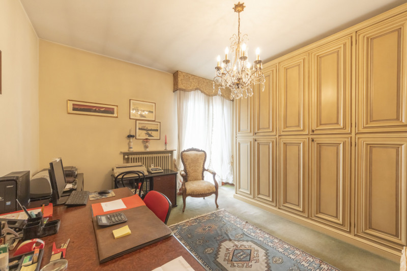 Posizionato come un gioiello al quarto piano di un residence con ascensore, questo attico offre u...