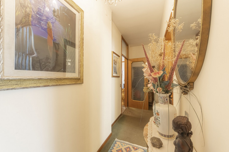 Posizionato come un gioiello al quarto piano di un residence con ascensore, questo attico offre u...