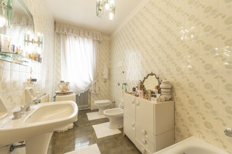 Posizionato come un gioiello al quarto piano di un residence con ascensore, questo attico offre u...