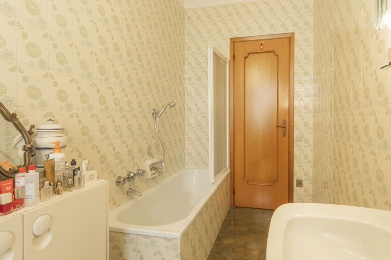 Posizionato come un gioiello al quarto piano di un residence con ascensore, questo attico offre u...