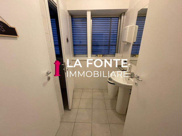 Scopri un'opportunità imperdibile per la tua attività! Proponiamo in affitto un ampio ufficio di ...