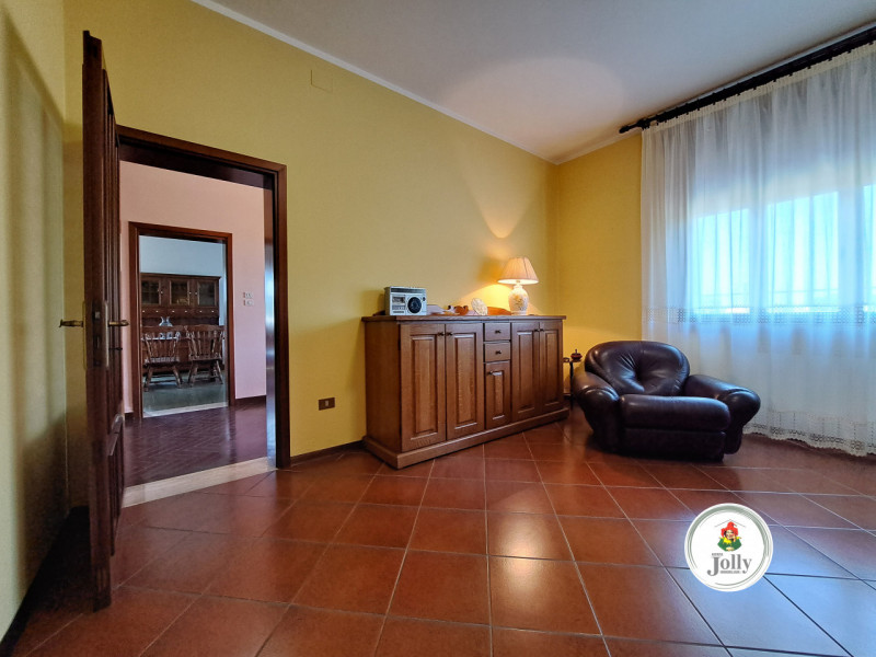 Info prestazione energetica:
Classe F
Epgl,nren 254,69 kwh/m2anno
Epgl,ren 1.11 kwh/m2anno
((

CA...