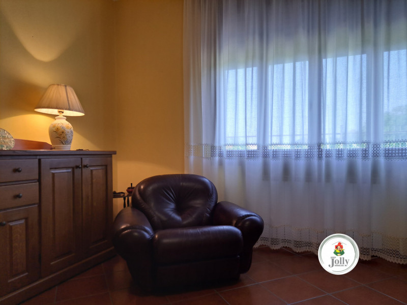 Info prestazione energetica:
Classe F
Epgl,nren 254,69 kwh/m2anno
Epgl,ren 1.11 kwh/m2anno
((

CA...